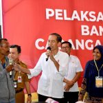 Presiden Jokowi meninjau ketersediaan beras menyerahkan bantuan pangan di Kompleks Pergudangan Bulog Pematang Kandis, Kabupaten Merangin, Provinsi Jambi, Rabu (03/04/2024). (Foto: BPMI Setpres/Rusman)