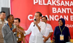 Presiden Jokowi meninjau ketersediaan beras menyerahkan bantuan pangan di Kompleks Pergudangan Bulog Pematang Kandis, Kabupaten Merangin, Provinsi Jambi, Rabu (03/04/2024). (Foto: BPMI Setpres/Rusman)