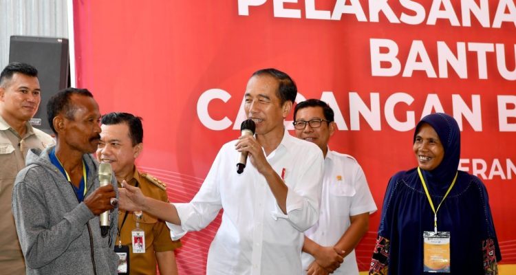 Presiden Jokowi meninjau ketersediaan beras menyerahkan bantuan pangan di Kompleks Pergudangan Bulog Pematang Kandis, Kabupaten Merangin, Provinsi Jambi, Rabu (03/04/2024). (Foto: BPMI Setpres/Rusman)