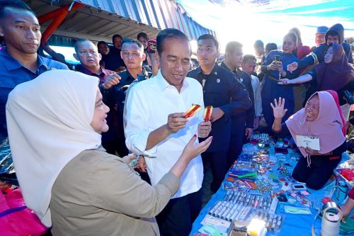 Presiden dan Ibu Iriana Kunjungi Pasar Cekkeng Bulukumba