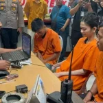 Ketiga tersangka pemerasan terhadap MJS yang melakukan penipuan menggunakan aplikasi MiChat diperiksa tim dari Polsek Limapuluh, Kamis, 25 Juli 2024. (Cakaplah.com)