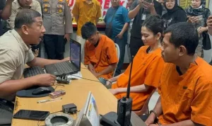 Ketiga tersangka pemerasan terhadap MJS yang melakukan penipuan menggunakan aplikasi MiChat diperiksa tim dari Polsek Limapuluh, Kamis, 25 Juli 2024. (Cakaplah.com)