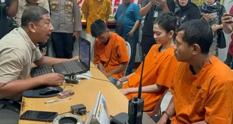 Ketiga tersangka pemerasan terhadap MJS yang melakukan penipuan menggunakan aplikasi MiChat diperiksa tim dari Polsek Limapuluh, Kamis, 25 Juli 2024. (Cakaplah.com)