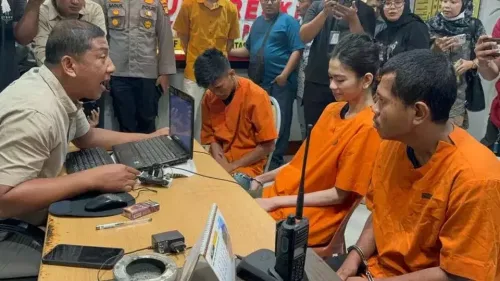 Ketiga tersangka pemerasan terhadap MJS yang melakukan penipuan menggunakan aplikasi MiChat diperiksa tim dari Polsek Limapuluh, Kamis, 25 Juli 2024. (Cakaplah.com)
